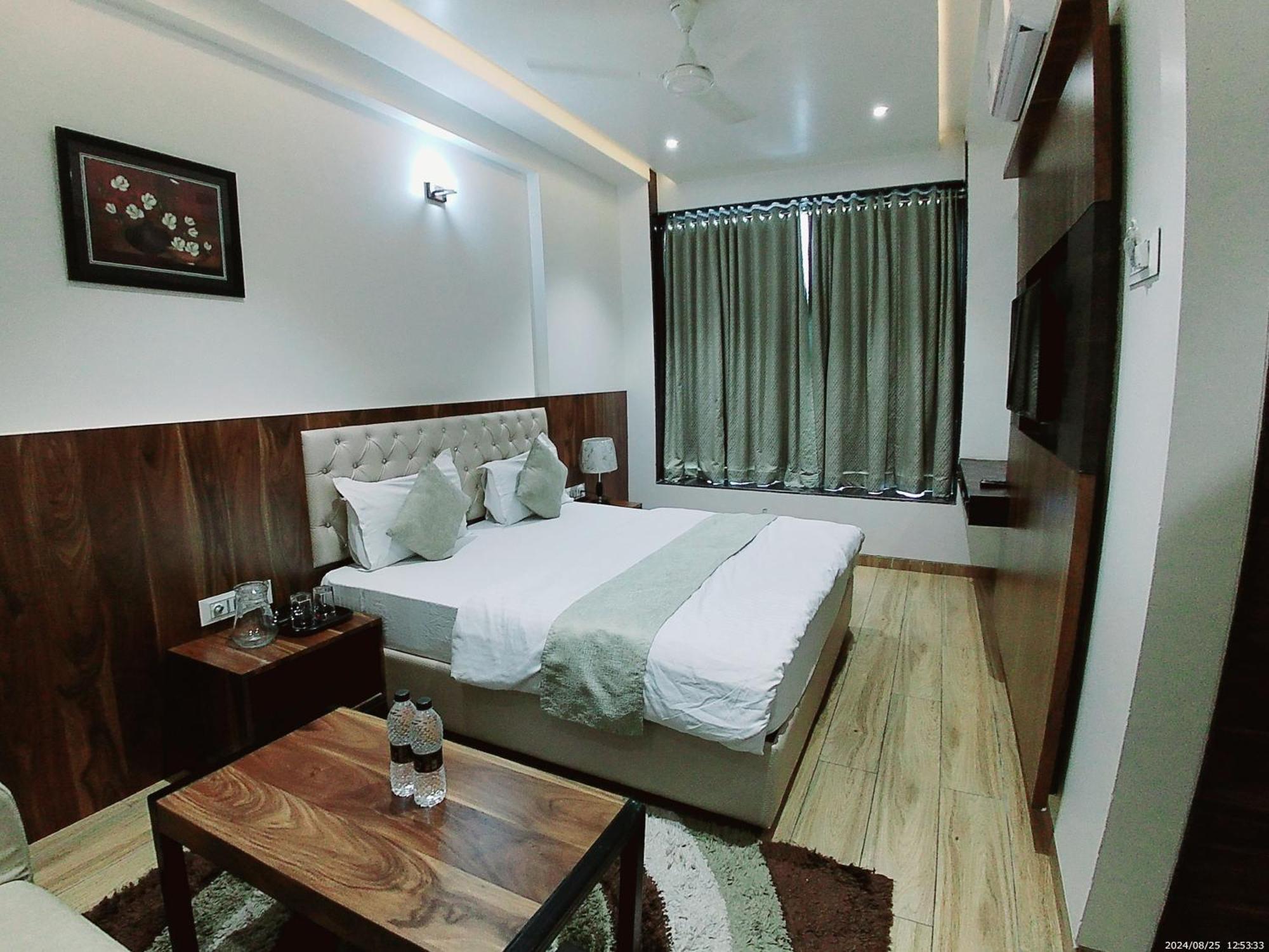 Hotel Sai Pratik, Newly Built Up, Complimentary Shuttle To The Temple Sirdi Kültér fotó