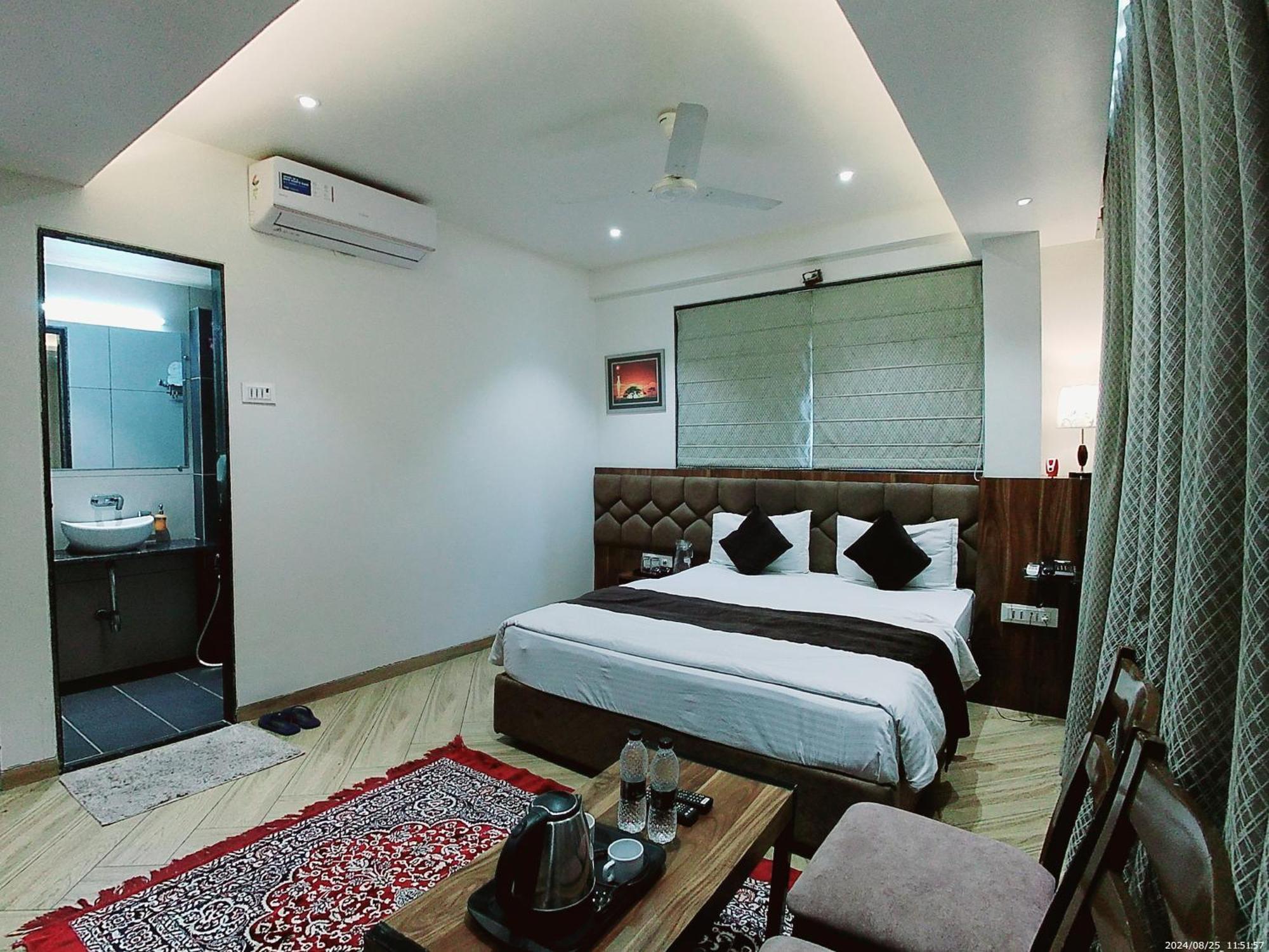 Hotel Sai Pratik, Newly Built Up, Complimentary Shuttle To The Temple Sirdi Kültér fotó