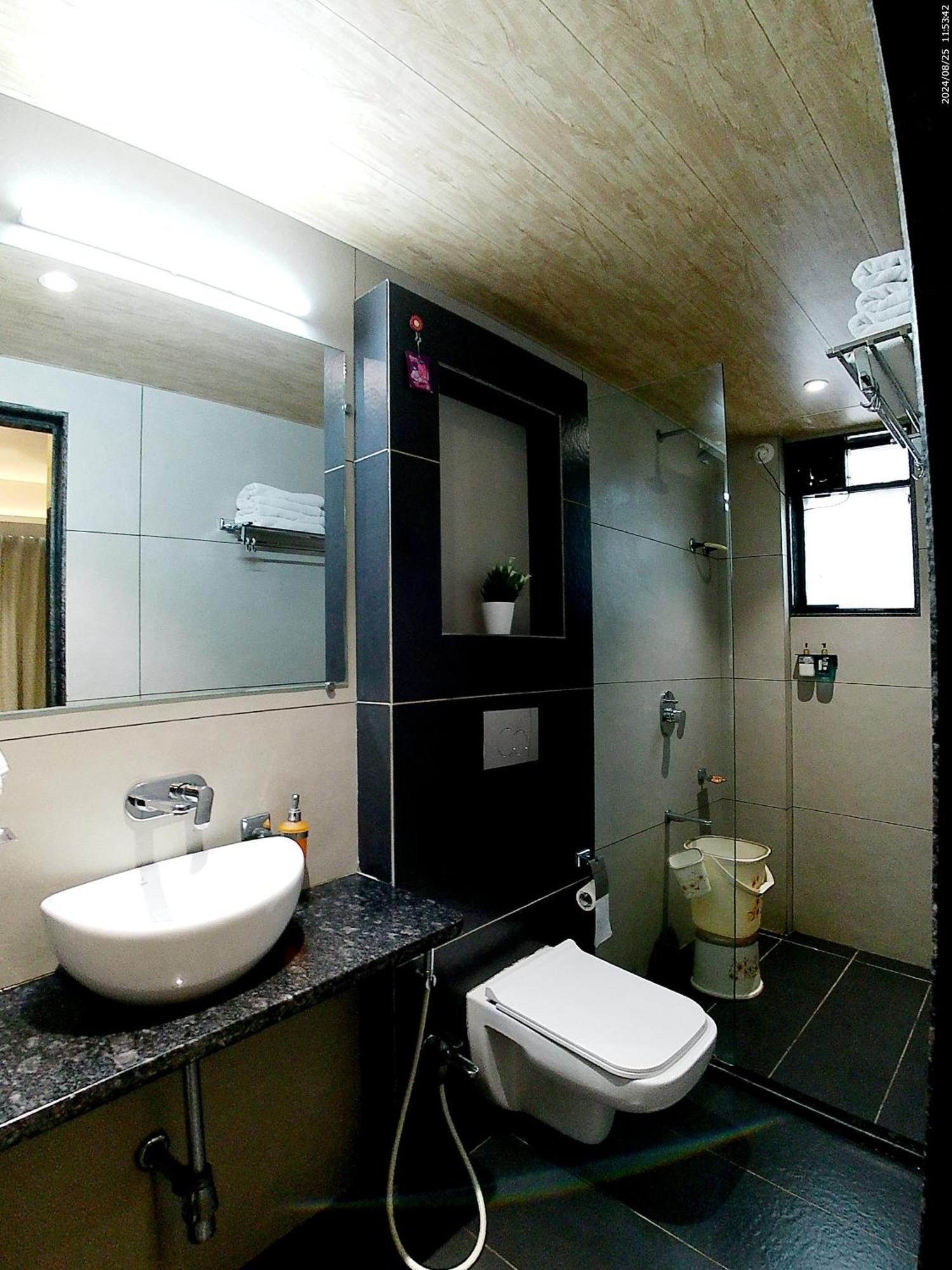 Hotel Sai Pratik, Newly Built Up, Complimentary Shuttle To The Temple Sirdi Kültér fotó