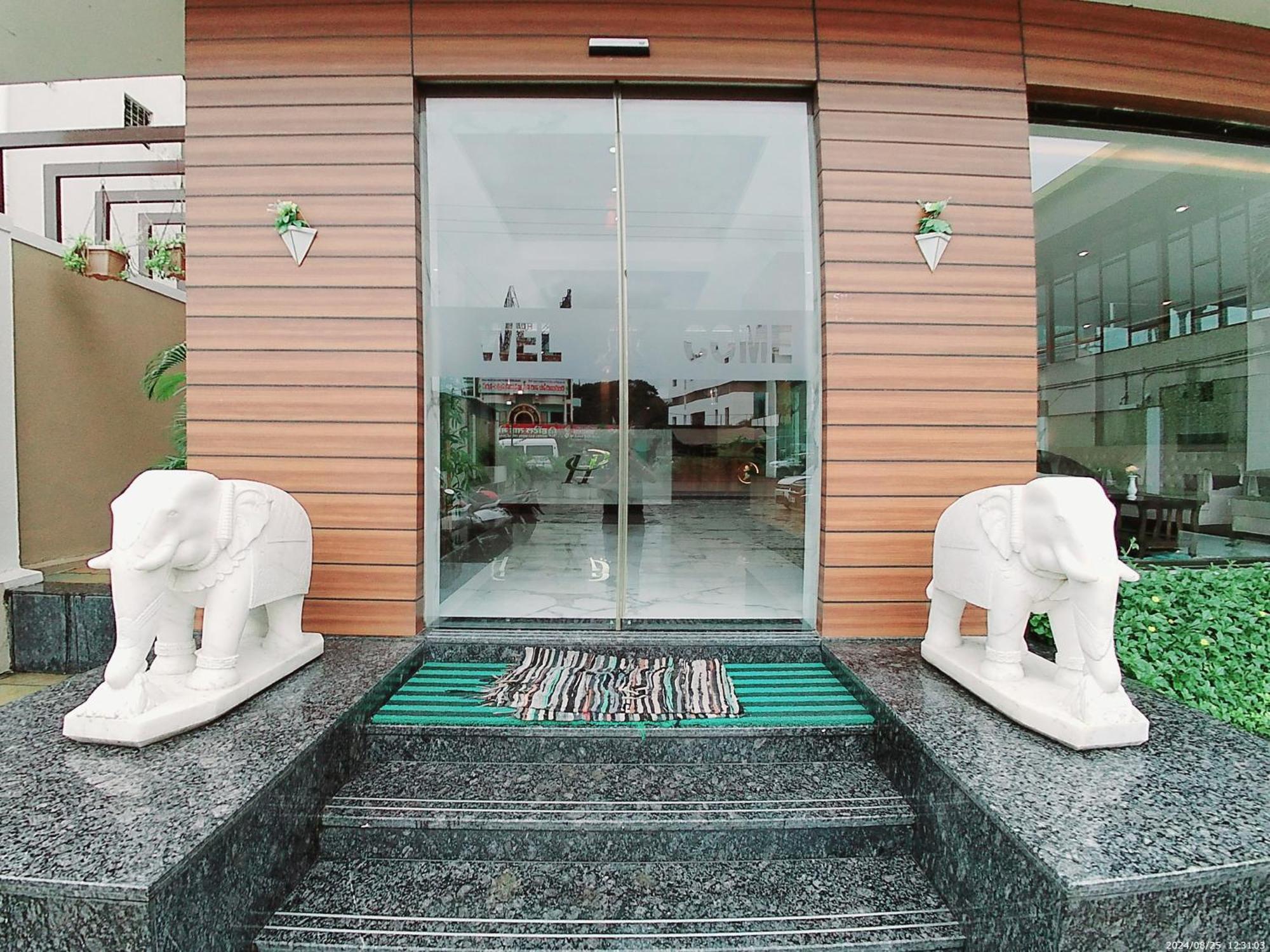 Hotel Sai Pratik, Newly Built Up, Complimentary Shuttle To The Temple Sirdi Kültér fotó